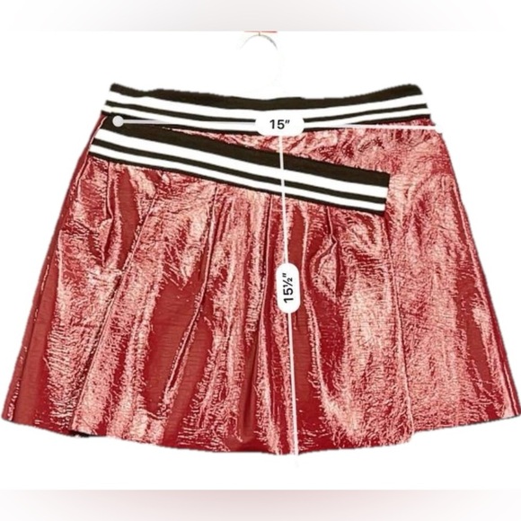BCBGeneration Patent Faux Leather Pleated Mini Varsity Maroon Skirt Sz 6 K-Pop - Picture 3 of 10